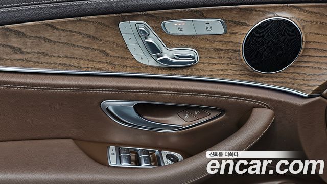 Mercedes-Benz E-Class 2017 — photo 12