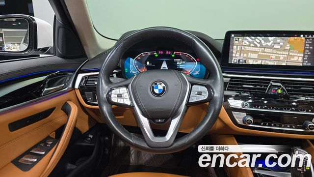 BMW 5-Series 2022 — photo 18