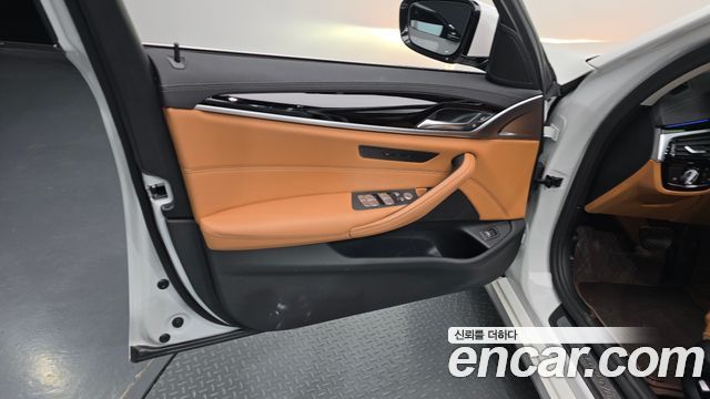 BMW 5-Series 2022 — photo 14