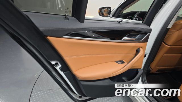 BMW 5-Series 2022 — photo 15