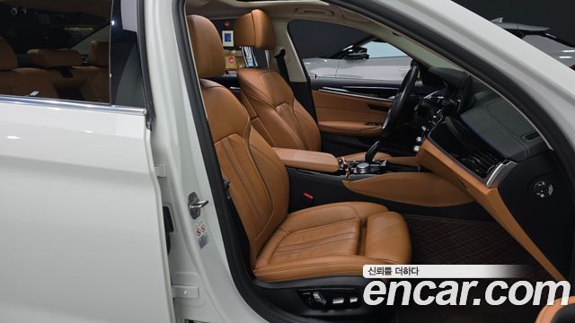 BMW 5-Series 2022 — photo 16