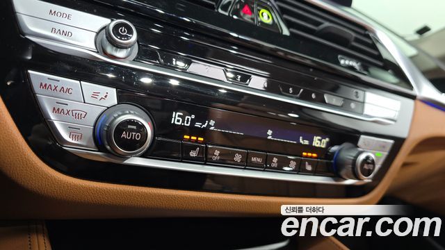 BMW 5-Series 2022 — photo 30