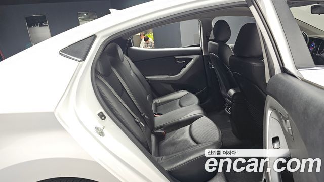 Hyundai AVANTE 2015 — photo 17