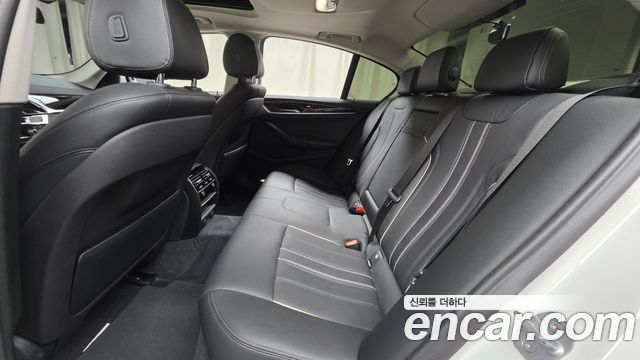BMW 5-Series 2019 — photo 18