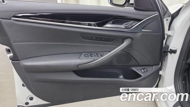 BMW 5-Series 2019 — photo 14