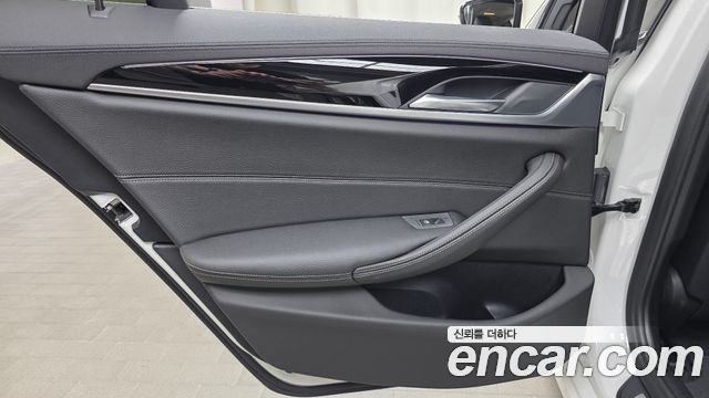 BMW 5-Series 2019 — photo 15