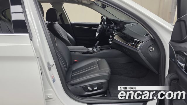 BMW 5-Series 2019 — photo 16