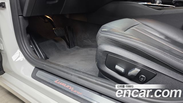 BMW 5-Series 2019 — photo 27