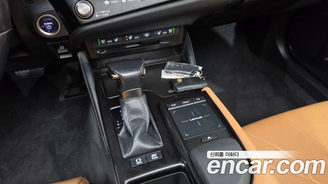 Lexus ES 2022 — photo 9
