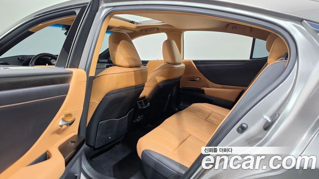 Lexus ES 2022 — photo 11