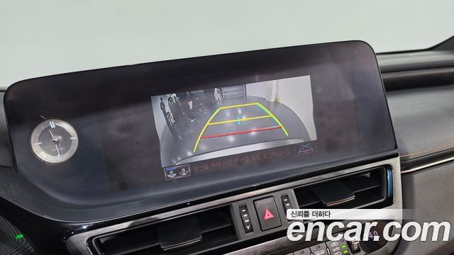 Lexus ES 2022 — photo 14