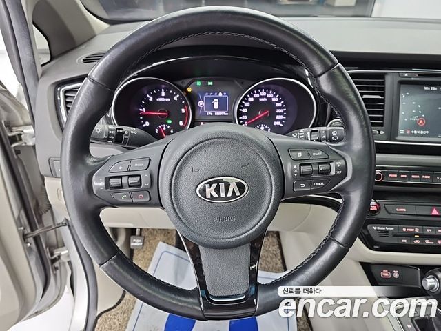 Kia Canival 2015 — photo 9