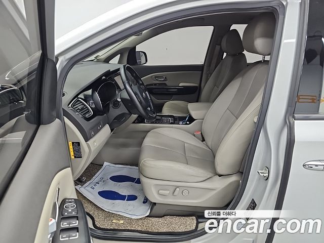 Kia Canival 2015 — photo 11