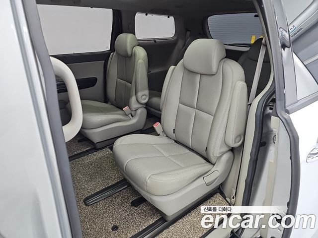 Kia Canival 2015 — photo 12