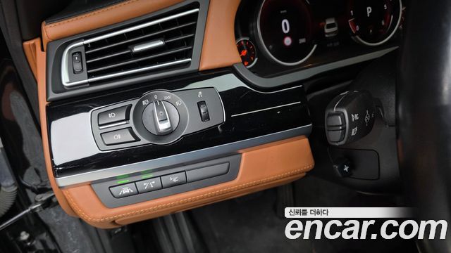 BMW 7-Series 2015 — photo 17