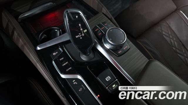BMW 5-Series 2019 — photo 12