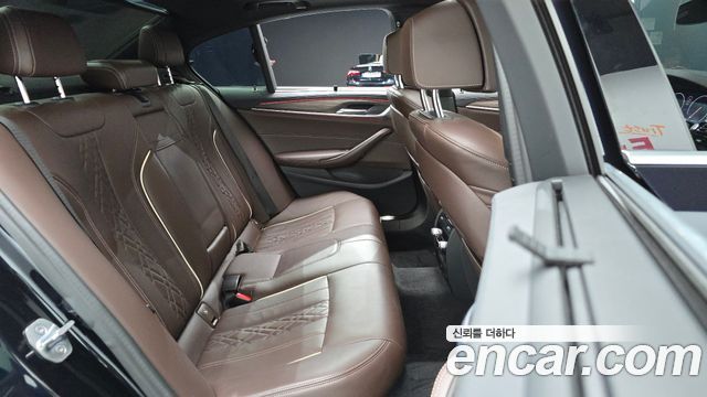 BMW 5-Series 2019 — photo 17