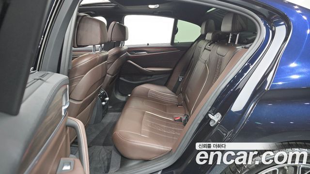 BMW 5-Series 2019 — photo 18