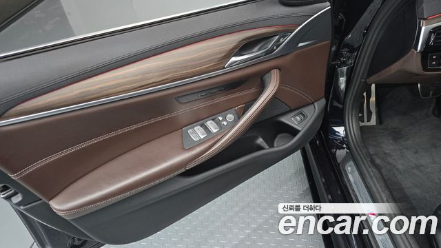 BMW 5-Series 2019 — photo 14