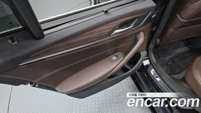 BMW 5-Series 2019 — photo 15