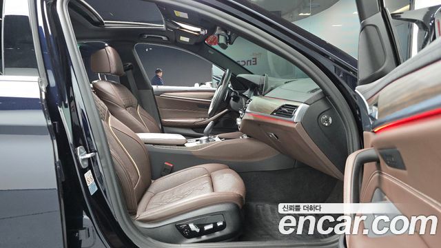 BMW 5-Series 2019 — photo 16
