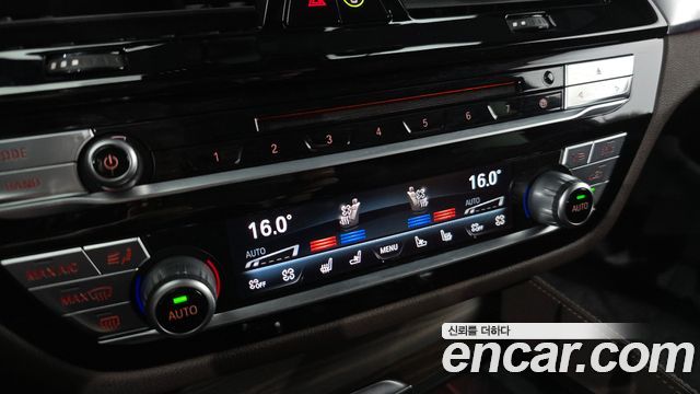 BMW 5-Series 2019 — photo 27
