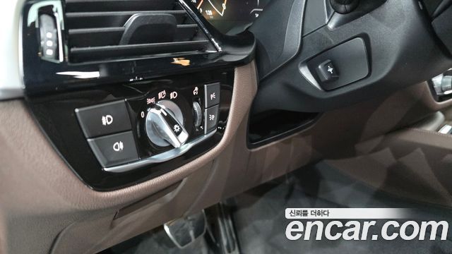 BMW 5-Series 2019 — photo 28