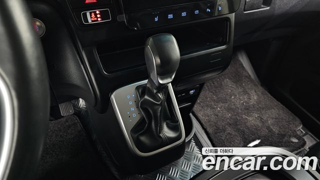 Hyundai Staria 2025 — photo 12