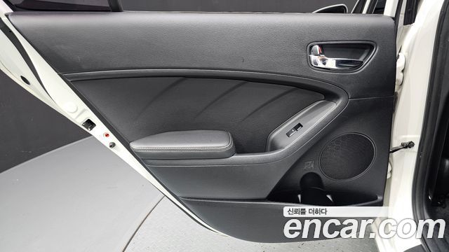 Kia K3 2013 — photo 15