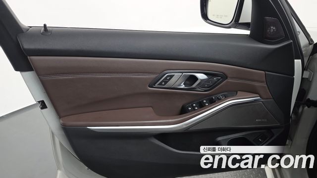 BMW 3-Series 2019 — photo 14