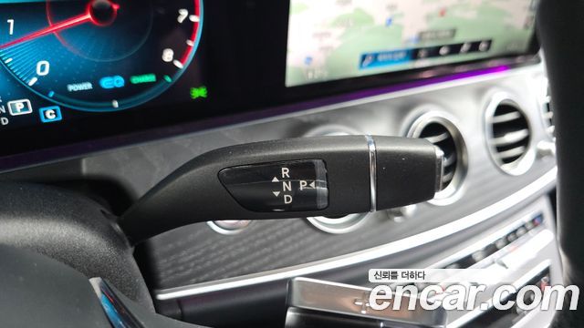 Mercedes-Benz E-Class 2022 — photo 12