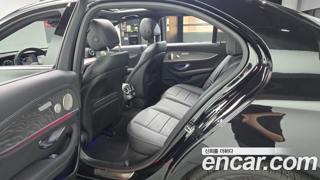 Mercedes-Benz E-Class 2022 — photo 17