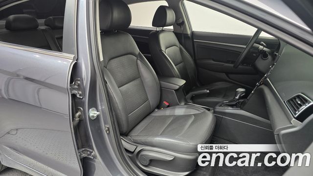 Hyundai AVANTE 2016 — photo 12