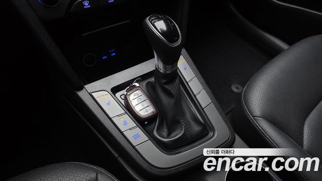 Hyundai AVANTE 2017 — photo 12