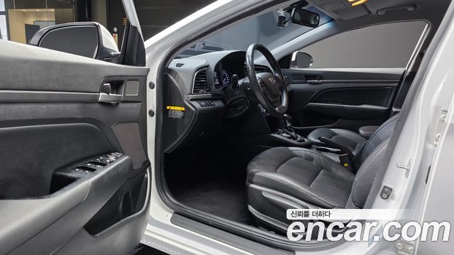 Hyundai AVANTE 2017 — photo 13