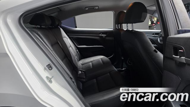 Hyundai AVANTE 2017 — photo 17