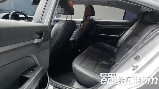 Hyundai AVANTE 2017 — photo 18