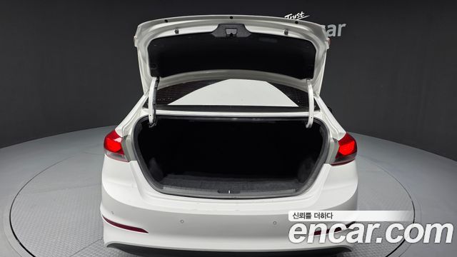 Hyundai AVANTE 2017 — photo 26