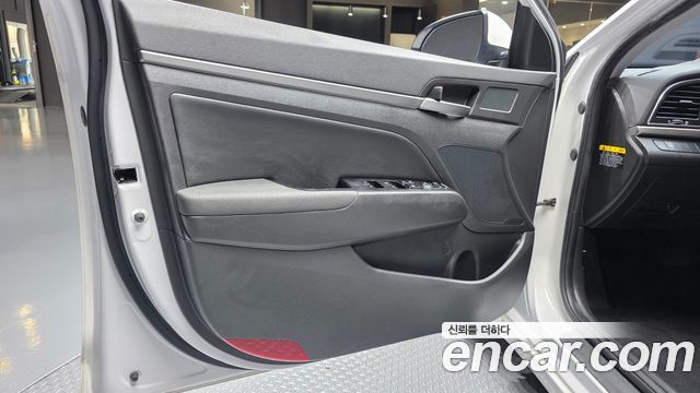 Hyundai AVANTE 2017 — photo 14