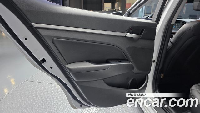 Hyundai AVANTE 2017 — photo 15