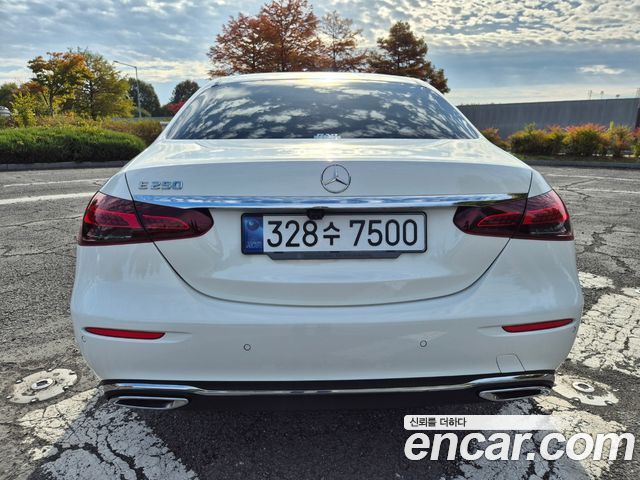 Mercedes-Benz E-Class 2021 — photo 4