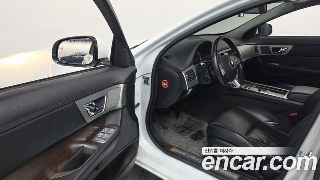 Jaguar XF 2014 — photo 10