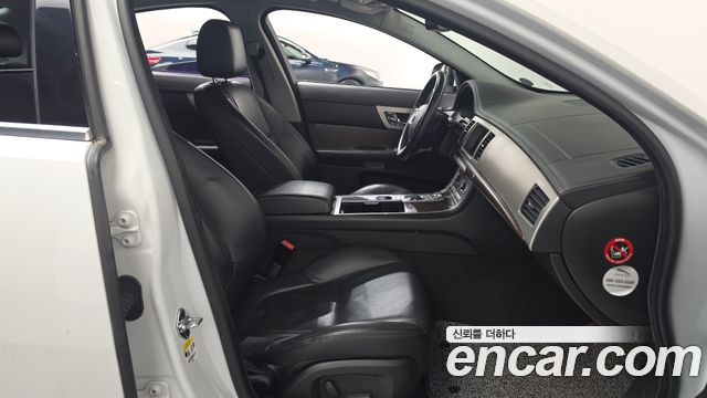 Jaguar XF 2014 — photo 11