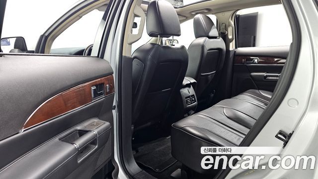 Lincoln MKX 2011 — photo 16