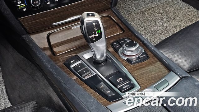 BMW 7-Series 2011 — photo 9