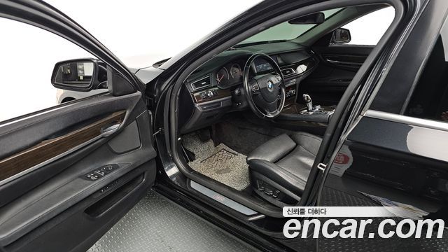 BMW 7-Series 2011 — photo 10