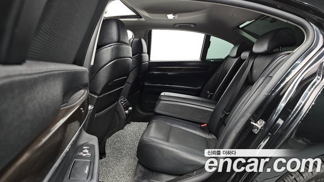 BMW 7-Series 2011 — photo 11