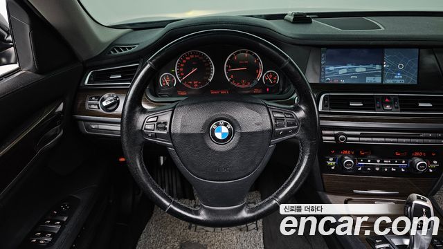 BMW 7-Series 2011 — photo 12