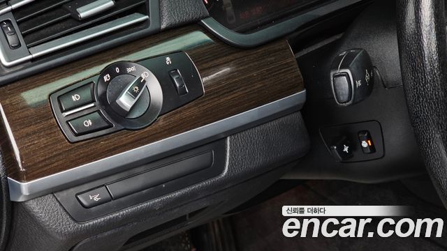 BMW 7-Series 2011 — photo 13