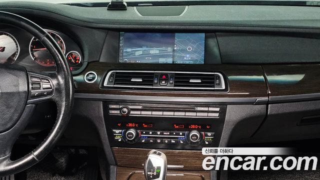 BMW 7-Series 2011 — photo 14